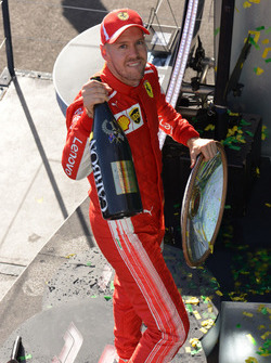 Podyum: Yarış galibi Sebastian Vettel, Ferrari