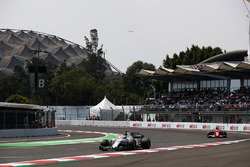 Felipe Massa, Williams FW40, Sebastian Vettel, Ferrari SF70H
