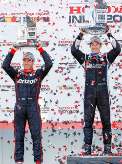 Racewinnaar Simon Pagenaud, Team Penske Chevrolet, tweede plaats Will Power, Team Penske Chevrolet