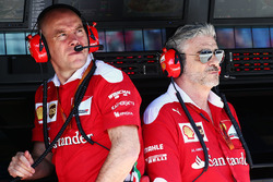 Jock Clear, Direttore dell'ingegneria Ferrari con Maurizio Arrivabene, Team Principal Ferrari
