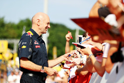 Adrian Newey, Red Bull Racing Chief Technical Officer signeert handtekeningen voor de fans
