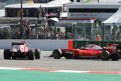 Sebastian Vettel, Ferrari SF16-H spint naast teamgenoot Kimi Raikkonen, Ferrari SF16-H bij de start