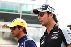 Sergio Perez, Sahara Force India F1 en Felipe Nasr, Sauber F1 Team tijdens de rijdersparade