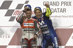 Переможець гонки Андреа Довіціозо, Ducati Team, третє місце Валентино Россі, Yamaha Factory Racing