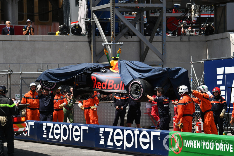 Comisario remueven el coche accidentado de Max Verstappen, Red Bull Racing RB14