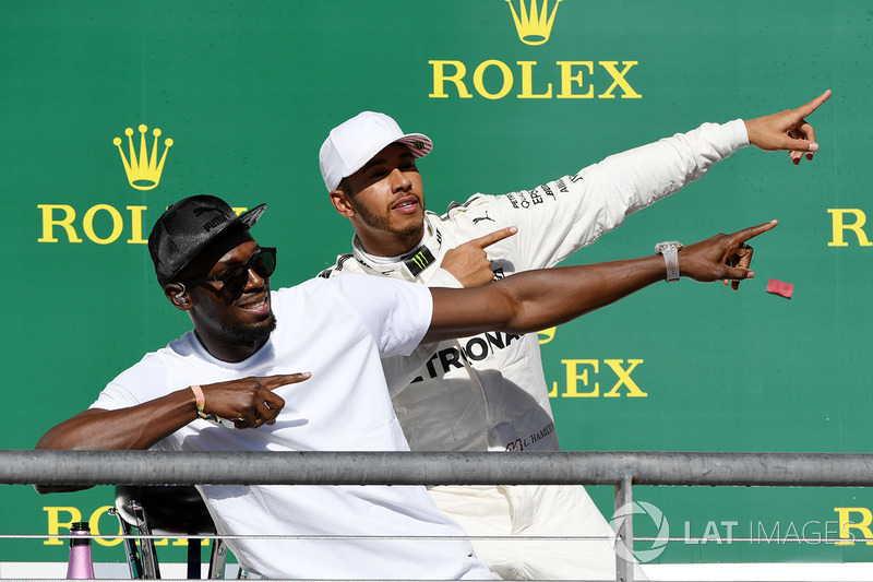 Ganador de la carrera Lewis Hamilton, Mercedes AMG F1 celebra en el podio con Usain Bolt