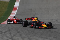 Daniel Ricciardo, Red Bull Racing RB13 ve Kimi Raikkonen, Ferrari SF70H