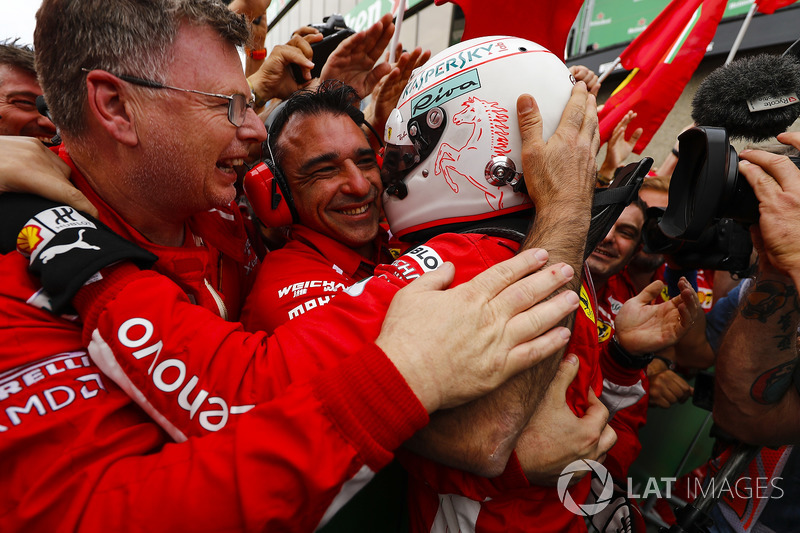 Sebastian Vettel, Ferrari, festeggia la vittoria con il suo team, nel parco chiuso
