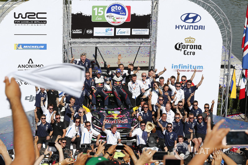 Podio: i vincitori Sébastien Ogier, Julien Ingrassia, M-Sport Ford WRT Ford Fiesta WRC con il team