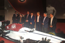 Marcus Ericsson ve Charles Leclerc, Sauber, Jean Todt, FIA Başkanı, Chase Carey, CEO, Formula One Gr