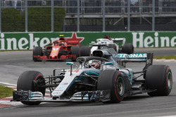 Lewis Hamilton, Mercedes AMG F1 W09, Kimi Raikkonen, Ferrari SF71H