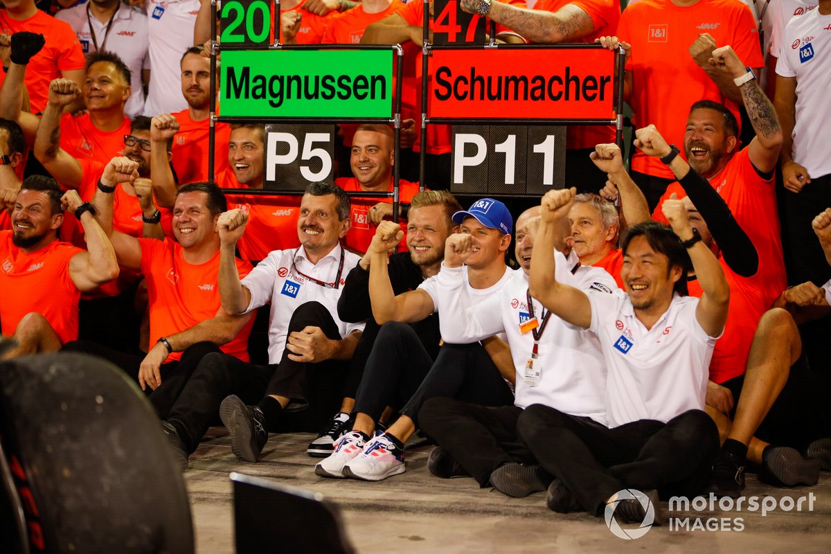 Guenther Steiner, Prinsipal Tim Haas F1, Kevin Magnussen, Haas F1 Team, Mick Schumacher, Haas F1 Team. Haas merayakan keberhasilan mereka di GP Bahrain 2022, sepekan lalu.