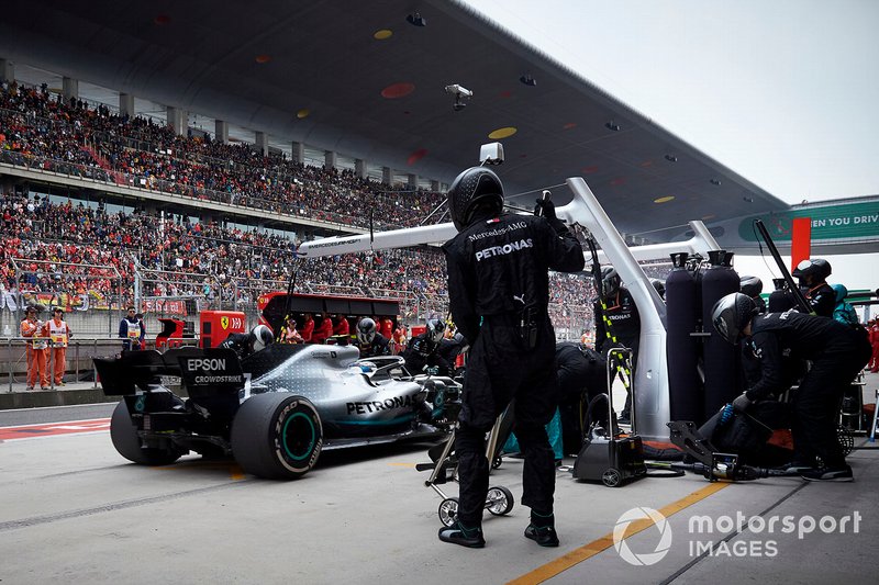 Lewis Hamilton kerékcseréje