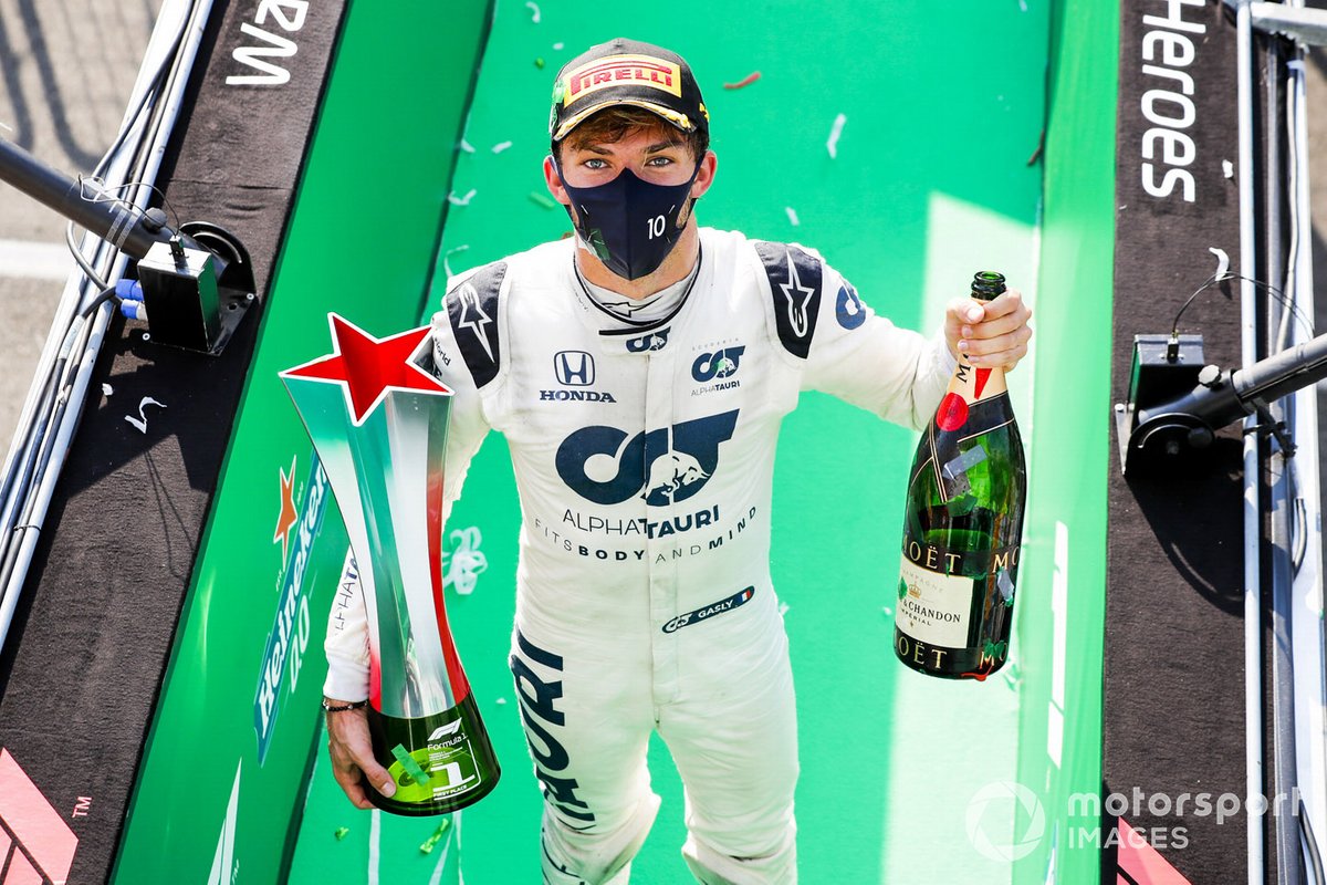 Race Winner Pierre Gasly, AlphaTauri celebrates on the podium with the chamapgne and the trophy