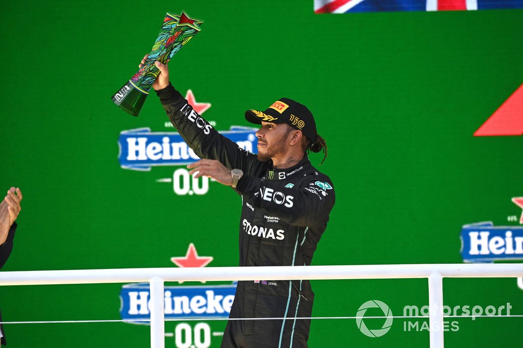 Podio: segundo lugar Lewis Hamilton, Mercedes AMG