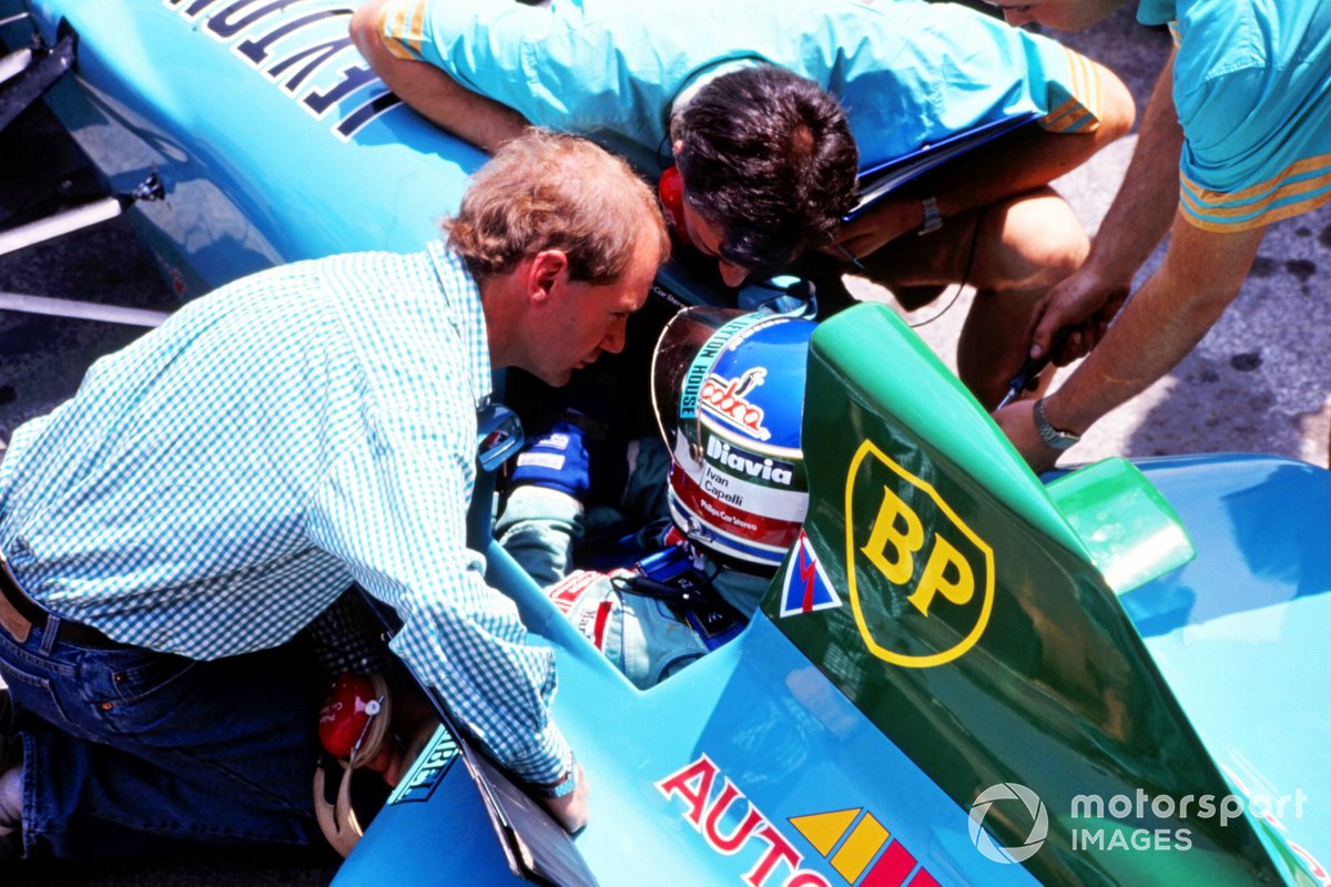 Adrian Newey, diseñador de Leyton House, habla con Ivan Capelli, Leyton House.