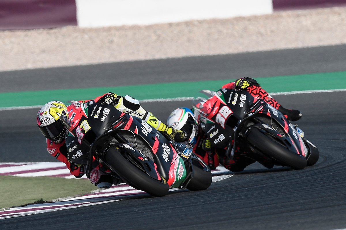 Aleix Espargaro en Lorenzo Savadori tijdens de Grand Prix van Qatar