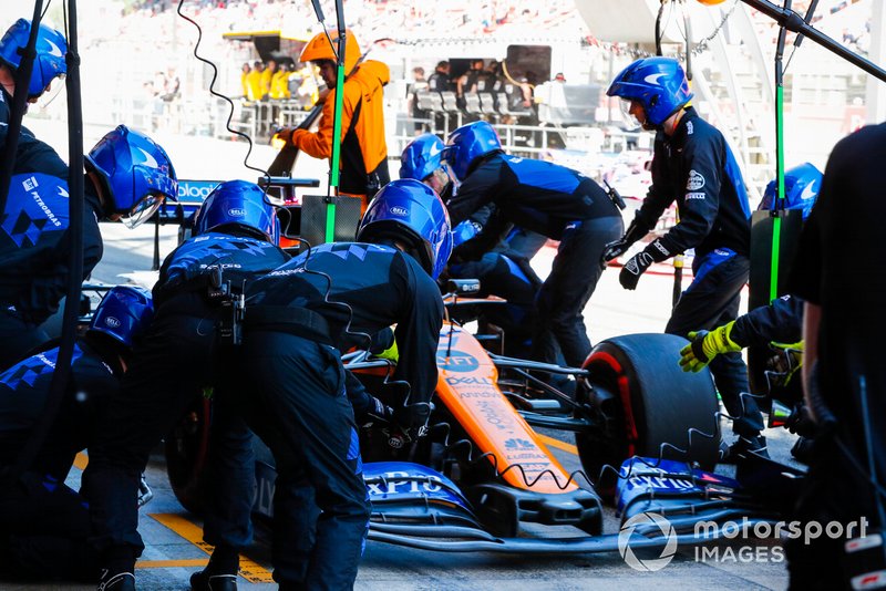 Carlos Sainz Jr., McLaren MCL34 au stand