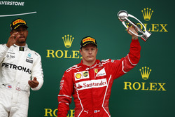 Il vincitore della gara Lewis Hamilton, Mercedes AMG F1, applaude mentre il terzo classificato Kimi