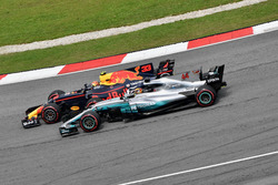Max Verstappen, Red Bull Racing RB13 ve Lewis Hamilton, Mercedes-Benz F1 W08