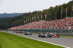 Lewis Hamilton, Mercedes AMG F1 W08, battles Sebastian Vettel, Ferrari SF70H, ahead of Valtteri Bottas, Mercedes AMG F1 W08, Kimi Raikkonen, Ferrari SF70H, Max Verstappen, Red Bull Racing RB13 and Daniel Ricciardo, Red Bull Racing RB13 on the opening lap