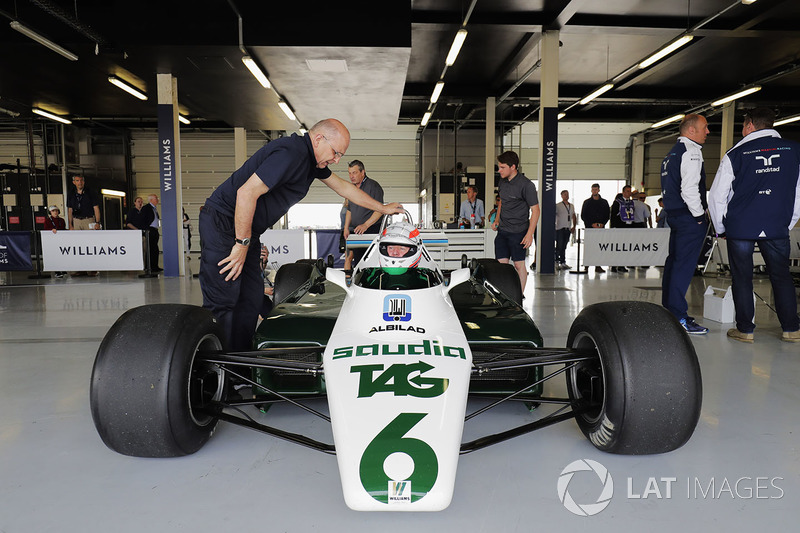 Williams FW08 beroda enam