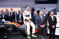 Fernando Alonso, Zak Brown, directeur McLaren Technology Group en Yusuke Hasegawa, manager Honda F1-