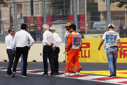 Charlie Whiting, delegado FIA y Herbie Blash, delegado FIA, inspeccionan el circuito después de que