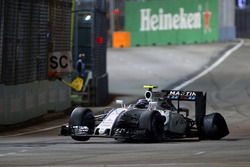 Valtteri Bottas, Williams FW38 met een lekke band bij de start