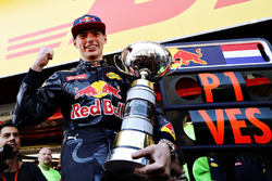 Max Verstappen, Red Bull Racing viert met zijn trofee