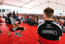 Nico Hulkenberg, Sahara Force India F1 en Sergio Perez, Sahara Force India F1 met fans