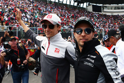 (L naar R): Esteban Gutierrez, Haas F1 Team met Sergio Perez, Sahara Force India F1, tijdens de rijd