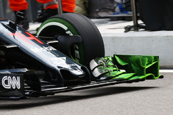 Fernando Alonso, McLaren MP4-31 front wing with flow-vis paint