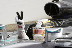 Winnaar Lewis Hamilton, Mercedes AMG F1 W07 Hybrid in parc ferme