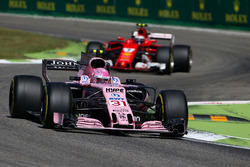 Esteban Ocon, Sahara Force India VJM10, Kimi Raikkonen, Ferrari SF70H
