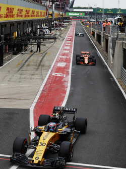 Jolyon Palmer, Renault Sport F1 Team RS17, Stoffel Vandoorne, McLaren MCL32 and Lewis Hamilton, Merc