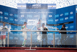 Dobogó: a győztes Norbert Michelisz, Honda Racing Team JAS, második Tiago Monteiro, Honda Racing Team JAS, és a harmadik Thed Björk, Polestar Cyan Racing