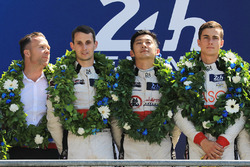 Podio LMP2: i vincitori Ho-Pin Tung, Oliver Jarvis, Thomas Laurent, DC Racing