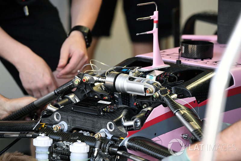 Передня підвіска і шасі Force India VJM10