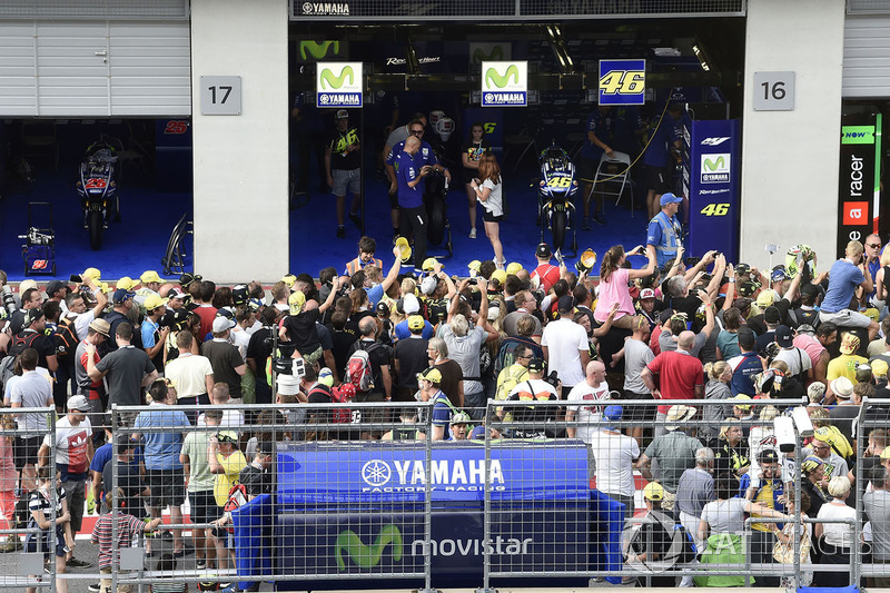 Fans vor der Box von Yamaha Factory Racing