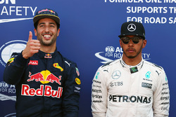 Poleman Daniel Ricciardo, Red Bull Racing, terzo qualificato Lewis Hamilton, Mercedes AMG F1 Team
