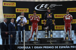 Het podium: race winnaar Max Verstappen, Red Bull Racing, tweede Kimi Raikonnen, Scuderia Ferrari, derde Sebastian Vettel, Scuderia Ferrari