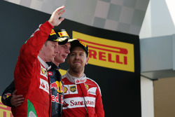 Подіум: друге місце, Кімі Райкконен, Ferrari, переможець Макс Ферстаппен, Red Bull Racing та, третє