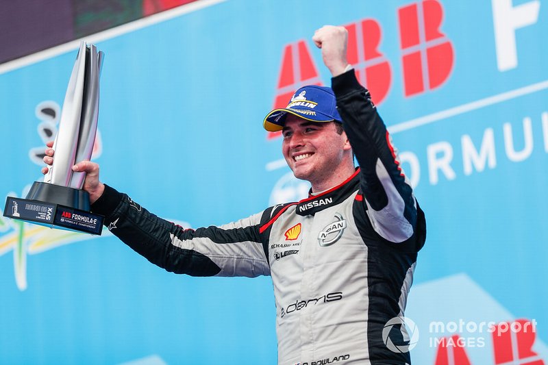 Le deuxième, Oliver Rowland, Nissan e.Dams, sur le podium