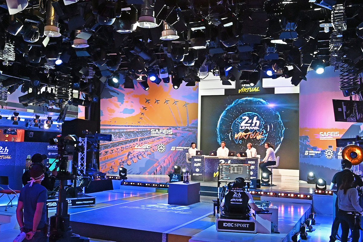 Suasana studio Le Mans Virtual.