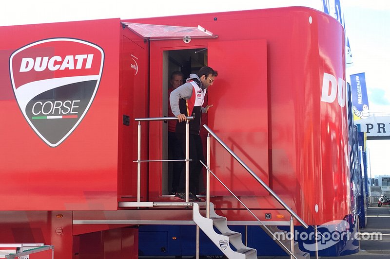 Johann Zarco, Team LCR Honda met Gigi Dall'Igna, Ducati algemeen directeur en Paolo Ciabatti Ducati sportief manager