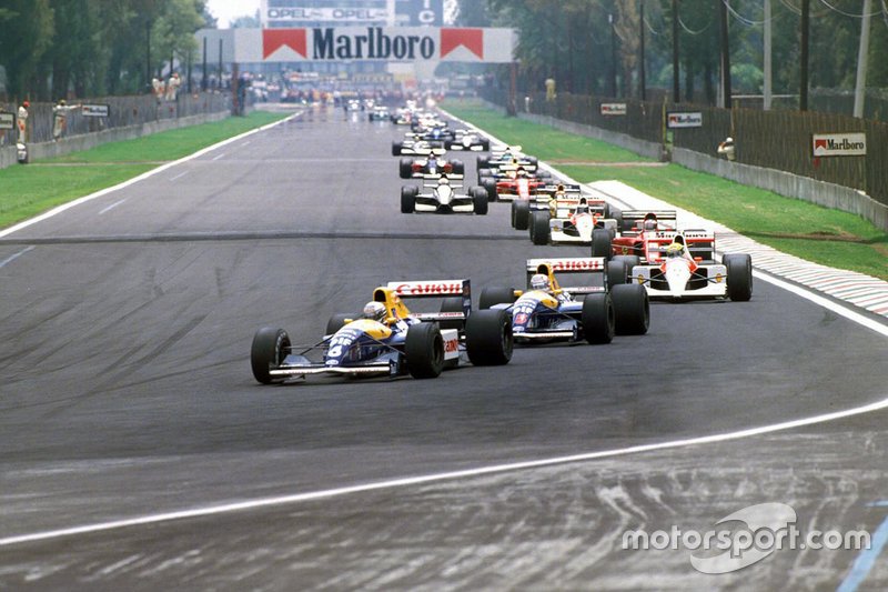 Riccardo Patrese, Williams FW14 Renault, lidera sobre Nigel Mansell, Williams FW14 Renault, y Ayrton Senna, McLaren MP4-6 Honda, al inicio de la carrera.