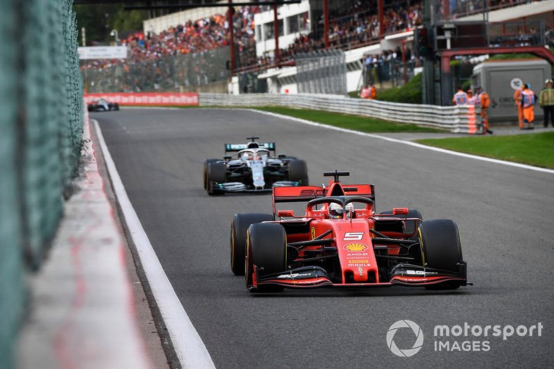 Sebastian Vettel, Ferrari SF90, devant Lewis Hamilton, Mercedes AMG F1 W10