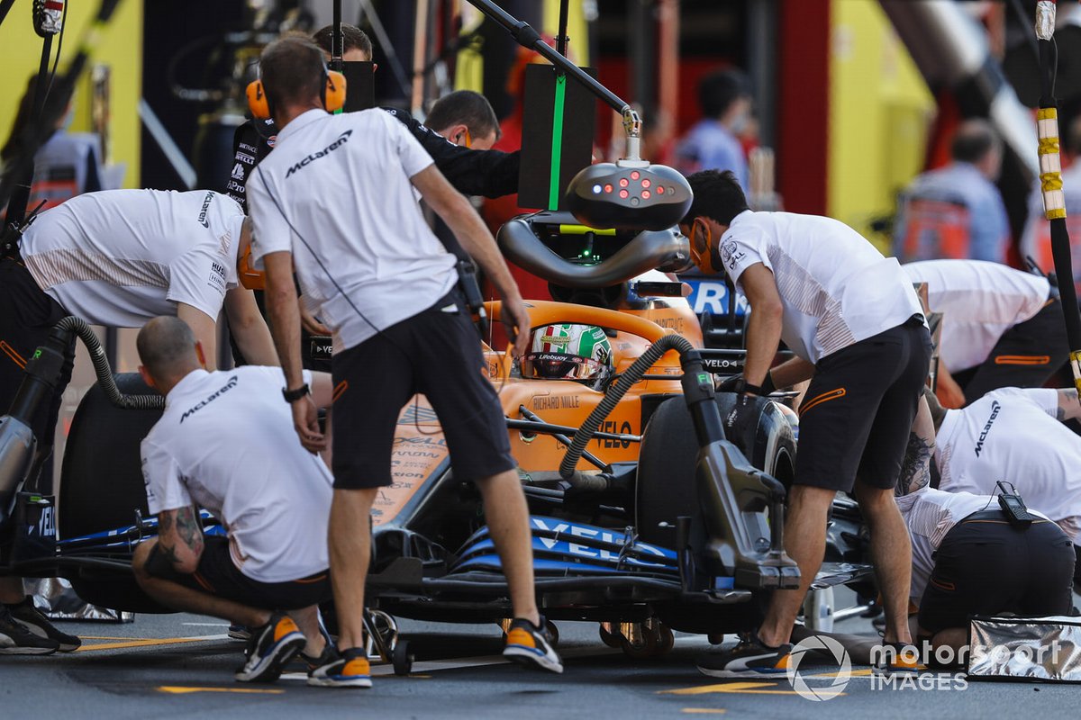 Lando Norris, McLaren MCL35, in the pits