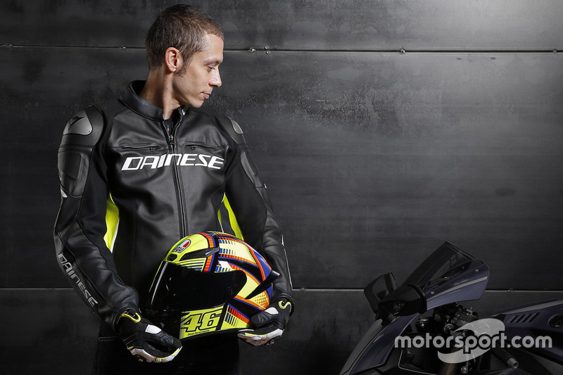 Гонщик Yamaha Factory Racing Валентино Росси и его шлем